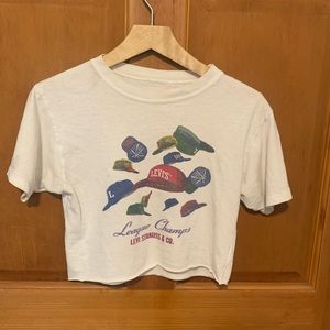 Vintage white Levi’s graphic cropped t-shirt. Fits like a small.